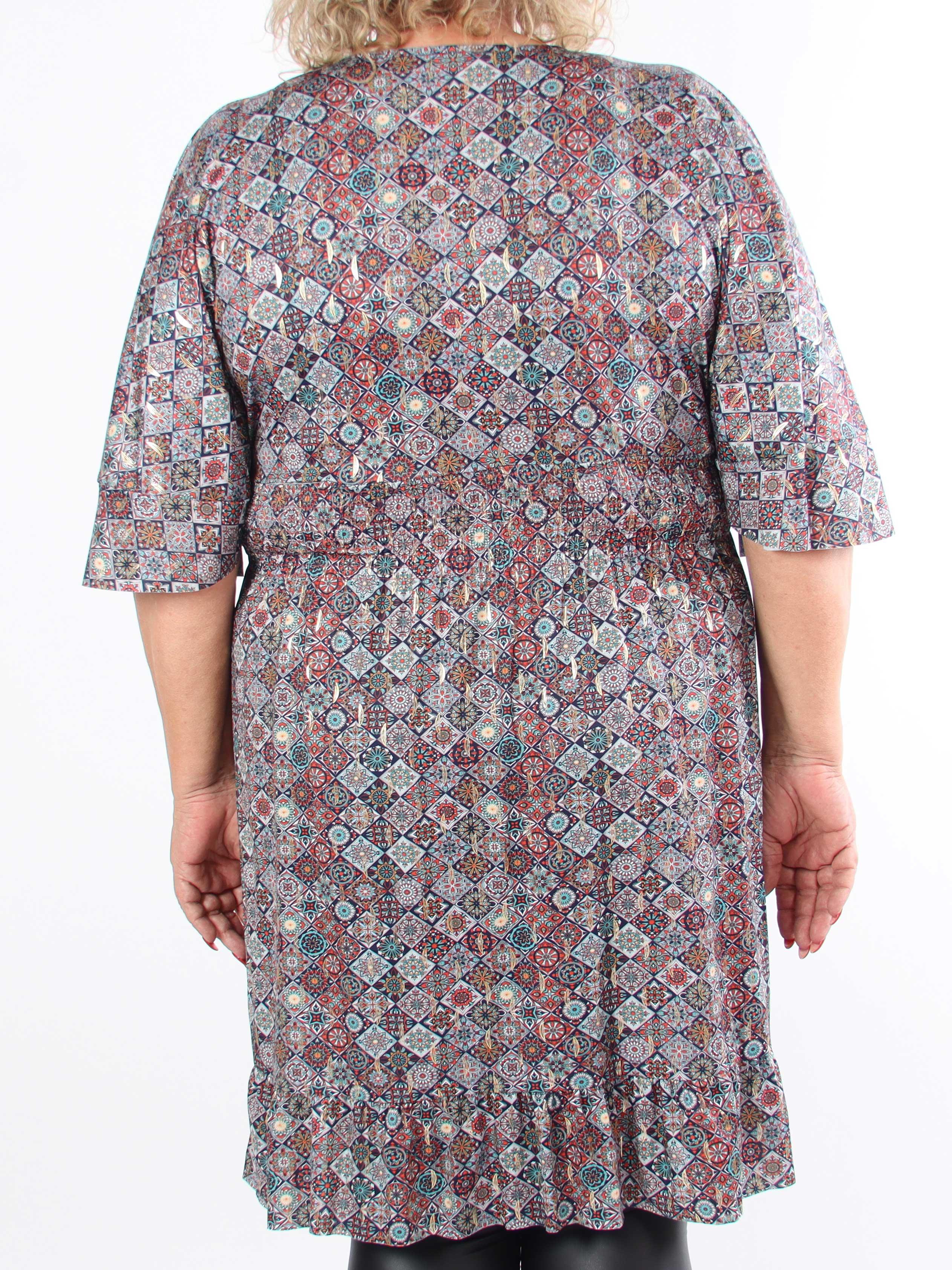Pamela Mosaic Short - Elastisk plus size-klänning med volanger och smock